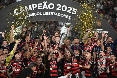 4555combet - Flamengo's forward #27 Bruno Henrique (R) and Uruguayan midfielder #10 Giorgian de Arrascaeta (L) lift the the trophy with teammates after winning the all Brazilian Copa Libertadores final football match between Palmeiras and Flamengo at Monumental 'U' Marathon stadium in Lima on November 29, 2025. (Photo by Luis ACOSTA / AFP)